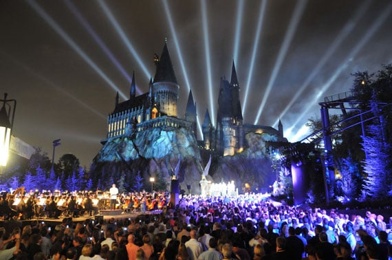 The Wizarding World of Harry Potter - Hogsmeade by night