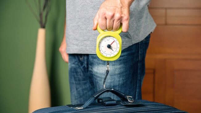 How to use a digital scale for your luggage